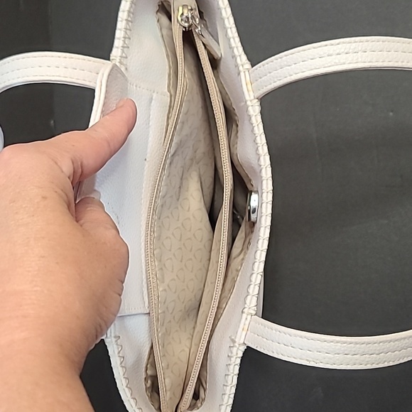 Liz Clairborne Bucket Purse White with Beige Lining and a Separated inside - Picture 11 of 15